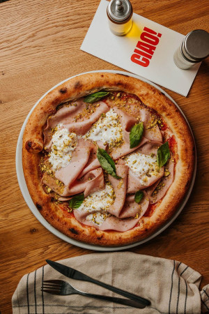 PIZZA MORTADELLA E PISTACHIO